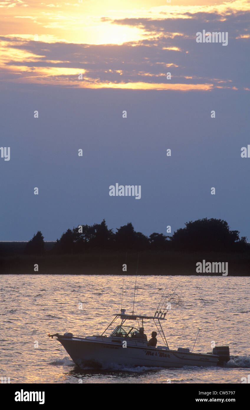 Sunset silhouette della barca da pesca, Smith Island, Maryland Foto Stock