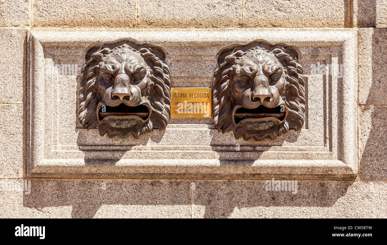 Post Office caratteristica architetturale Letterbox con i Lions faccia in Plaza de la Catedral' Avila in Castiglia e León, Spagna Foto Stock