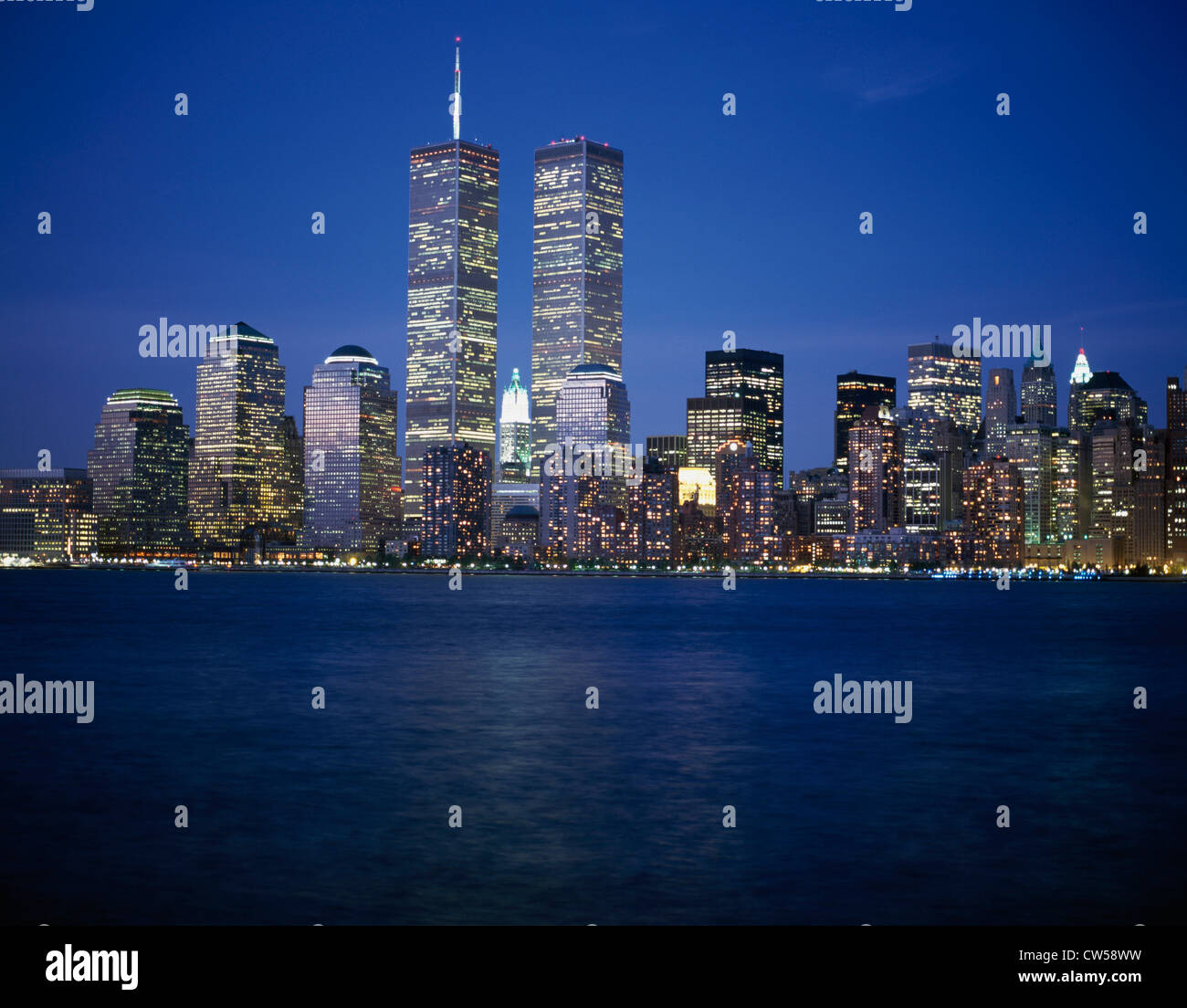 Grattacieli sul lungomare illuminato di notte, World Trade Center, Manhattan, New York, New York, Stati Uniti d'America Foto Stock
