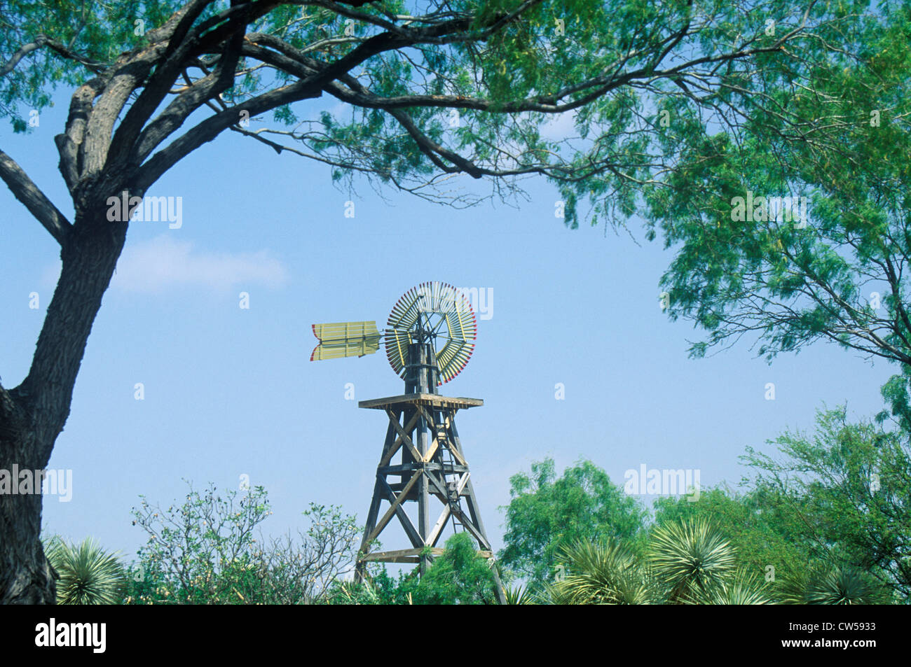 Il mulino a vento di 1904 sul sito del giudice Roy Bean in Langtry, TX Foto Stock