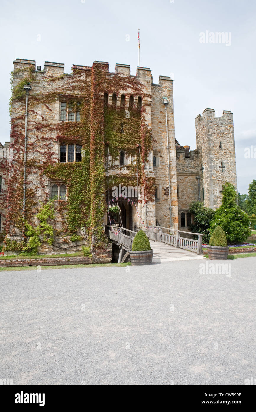 Il castello di Hever, circondato da un fossato in Kent, è stata la casa d'infanzia di Anne Boleyn. Foto Stock