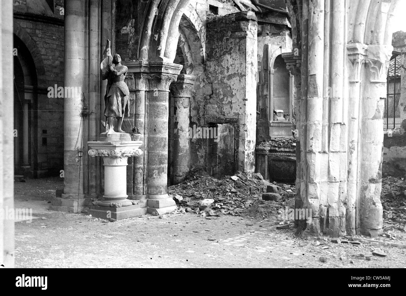 Sermaize-les-Bains, Statua di Giovanna d'arco nella chiesa in rovina Foto Stock