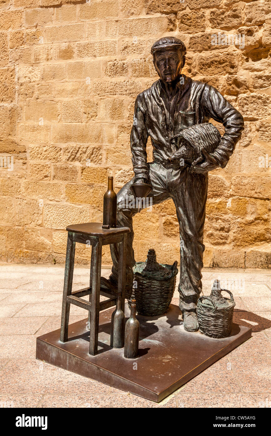 Bronzato statue che rappresentano le fasi del processo di vinificazione, nella città di Haro, La Rioja, Spagna, Europa. Foto Stock