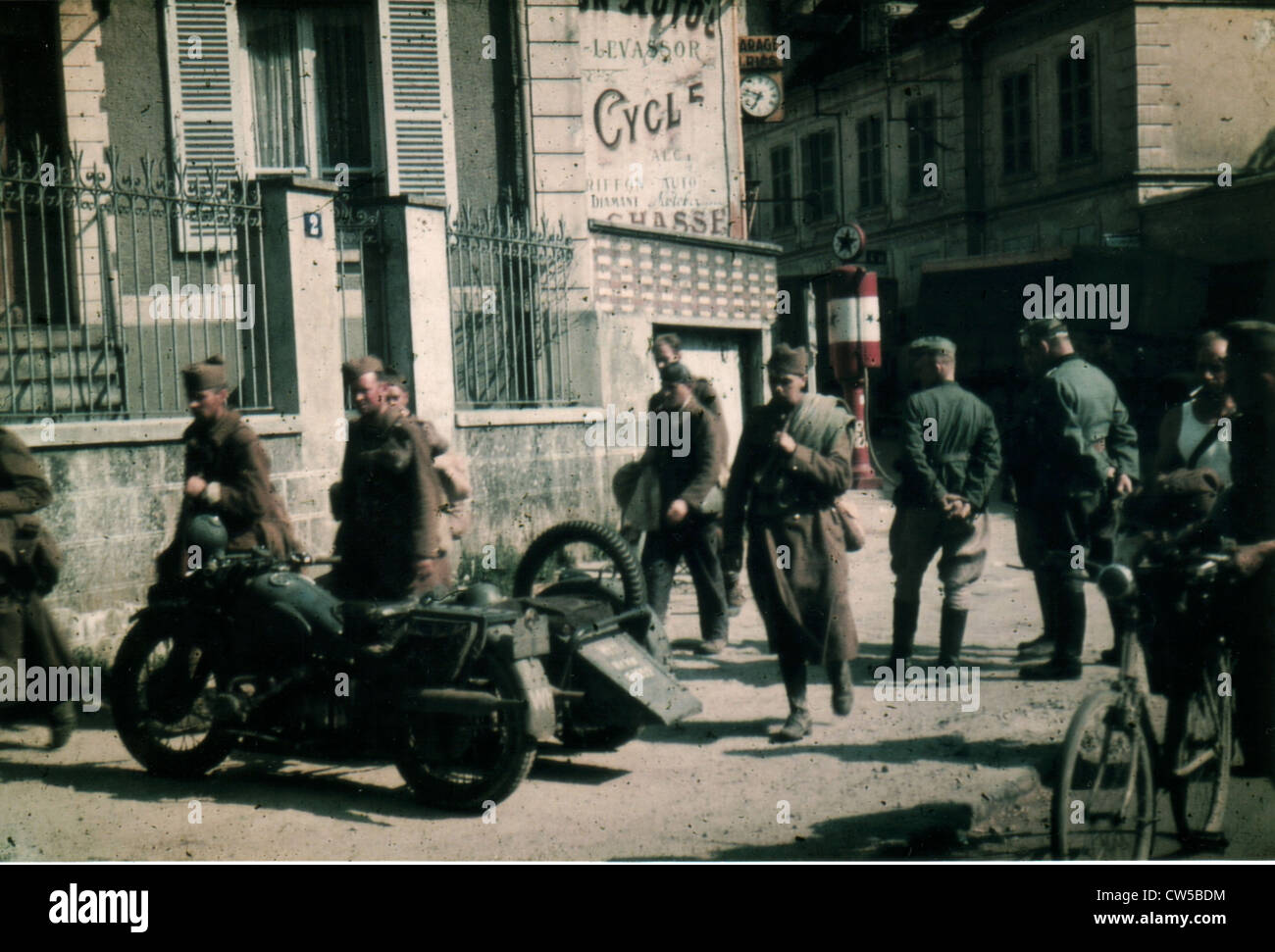 I soldati tedeschi in un paese occupato Foto Stock