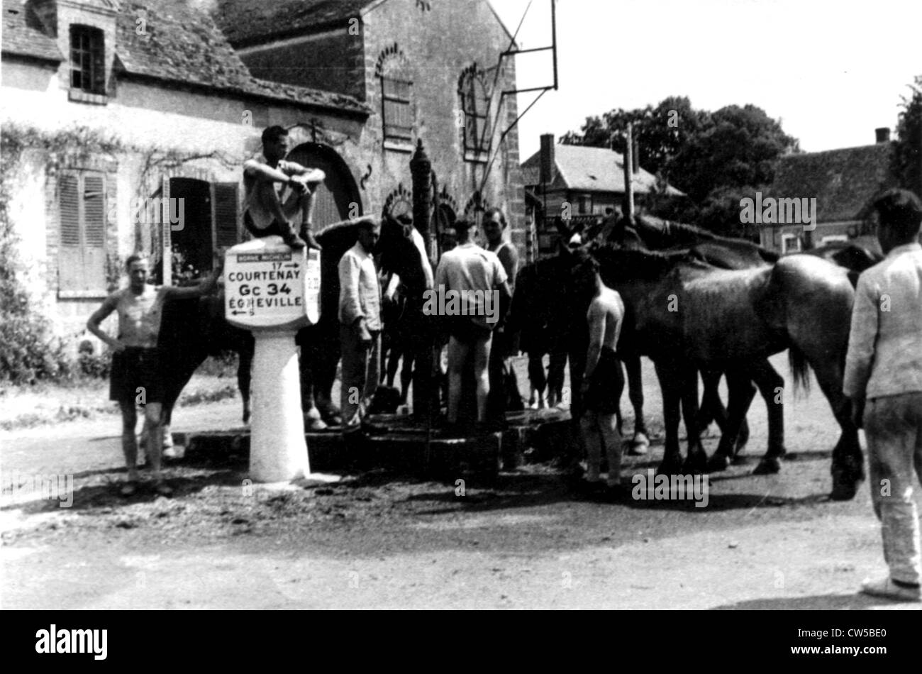 I soldati tedeschi il lavaggio nella fontana di un villaggio nei pressi di Courtenay, 1940 Foto Stock I soldati tedeschi il lavaggio nella fontana di un villaggio nei pressi di Courtenay, 1940 Foto Stock