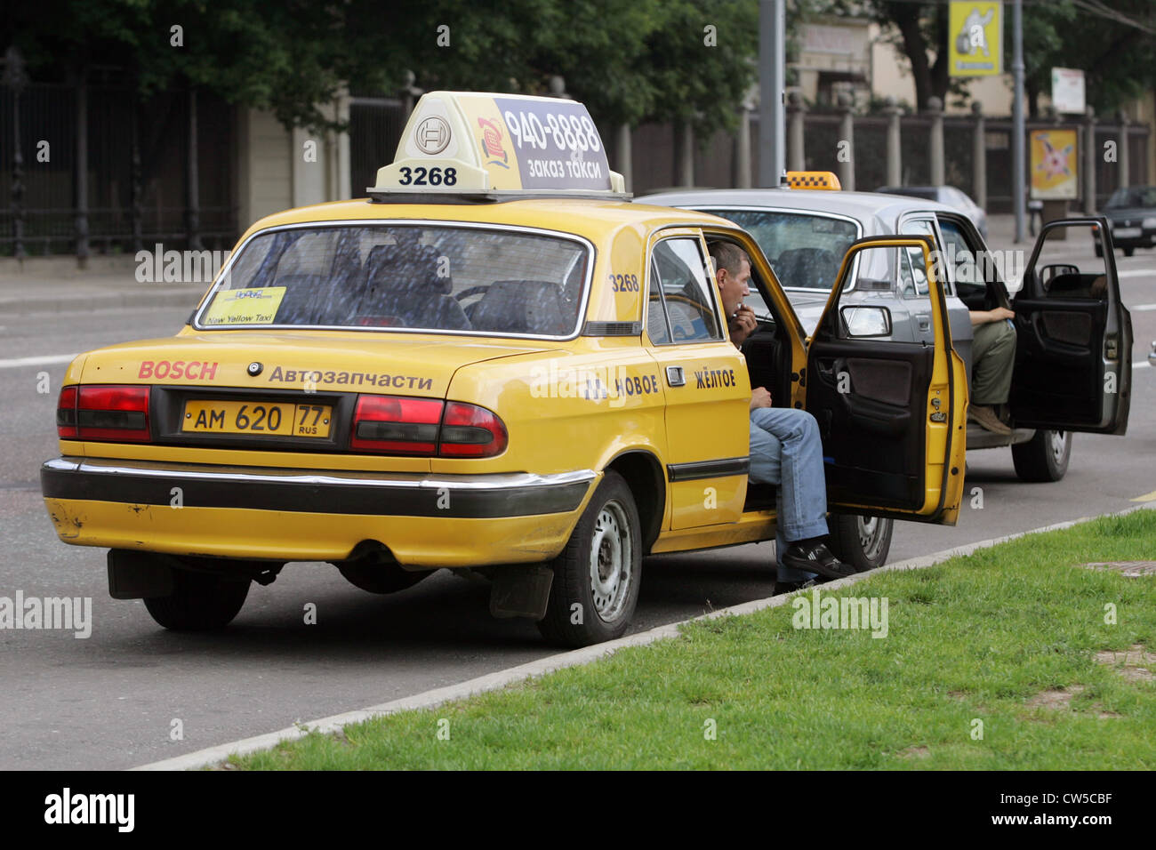 Mosca - i conducenti di taxi in attesa per i clienti Foto Stock