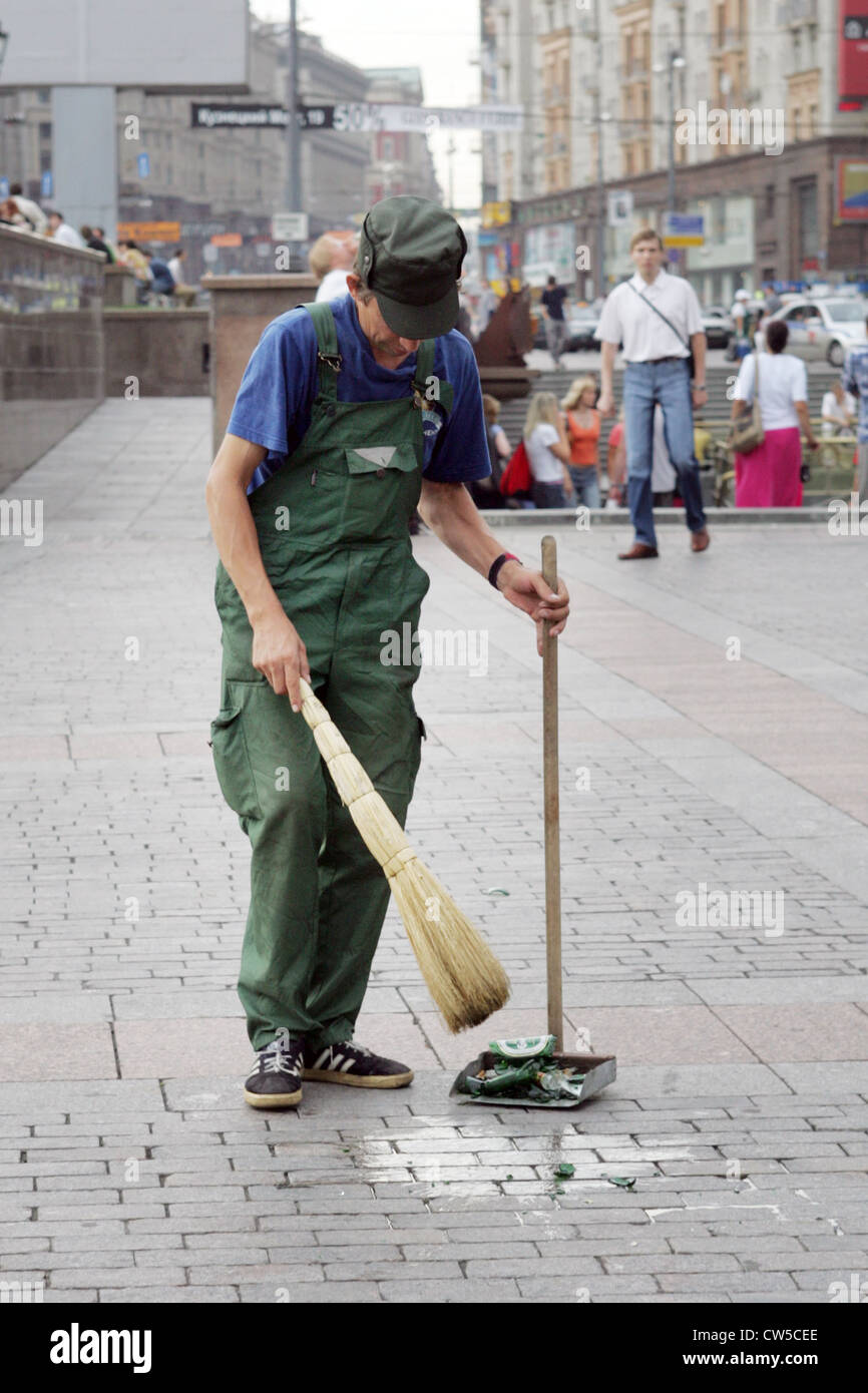 Mosca, un pulitore di via al lavoro Foto Stock