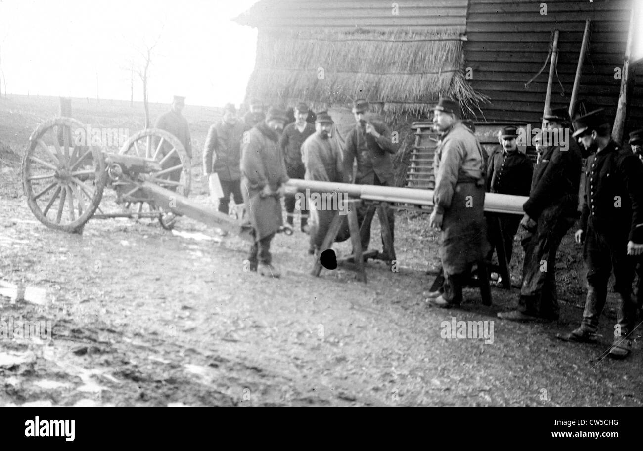 Controllo di un 75 mm pistola sulla parte anteriore Foto Stock