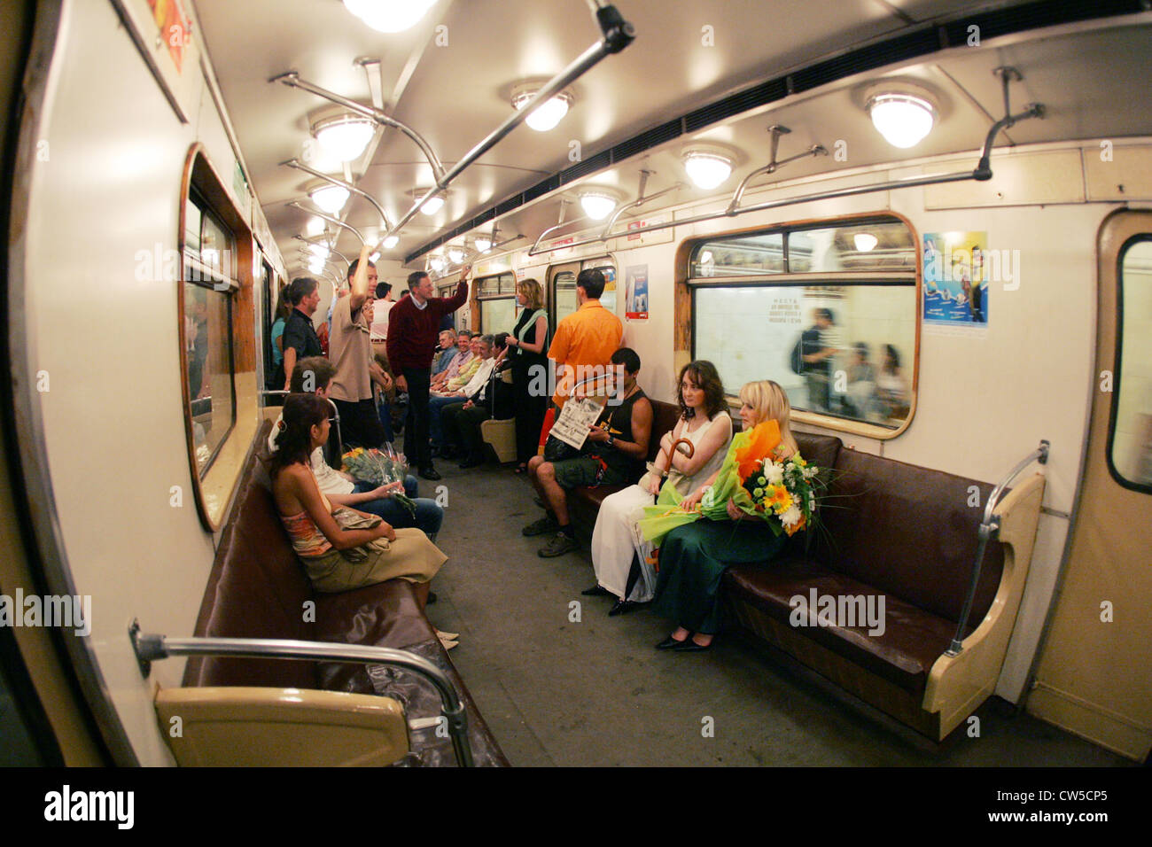 Mosca - I passeggeri nella metropolitana di Mosca Foto Stock