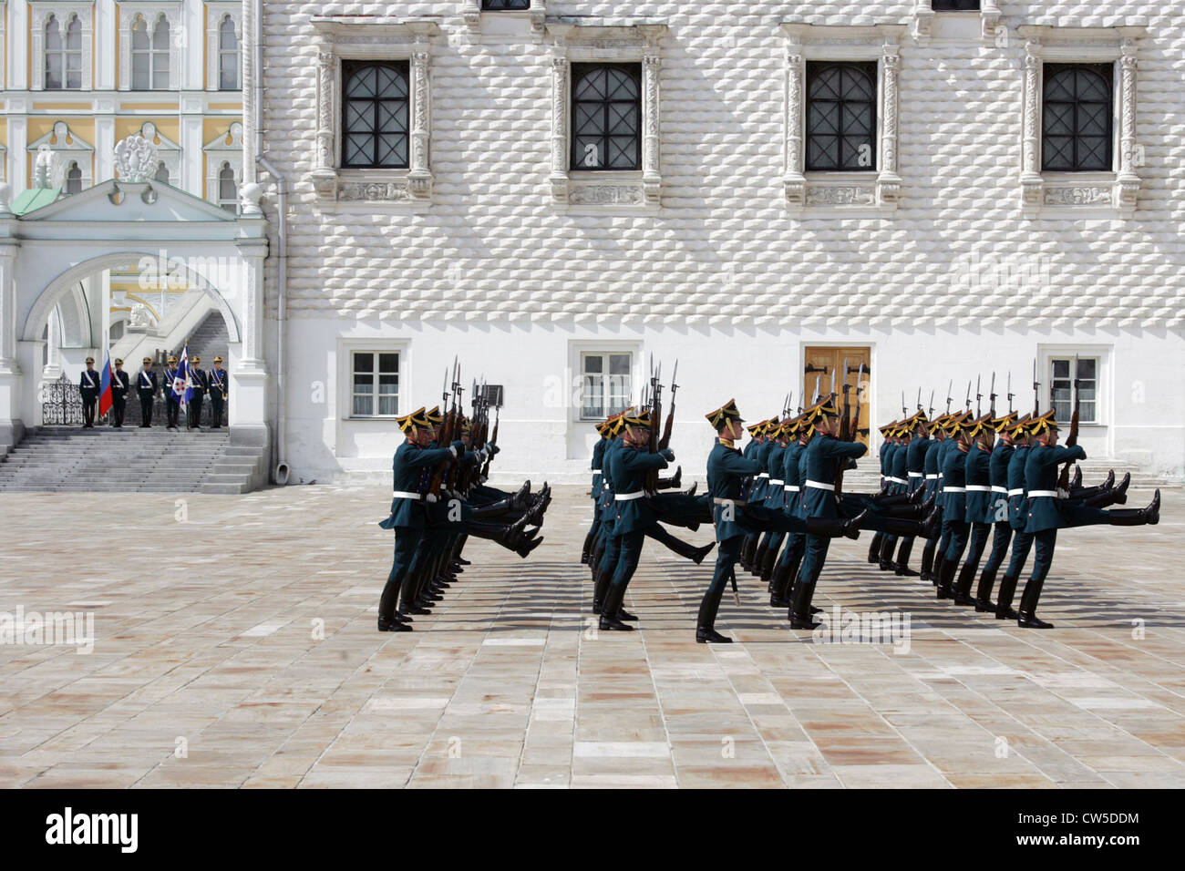 Mosca, Wachabloesung sulla piazza della cattedrale nel Cremlino Foto Stock