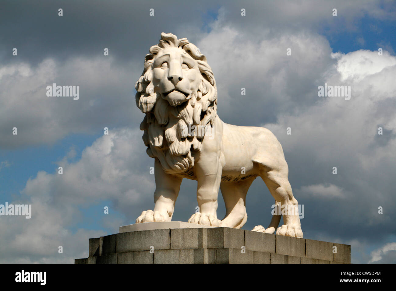 South Bank Lion statua da Westminster Bridge, South Bank di Londra, Regno Unito Foto Stock