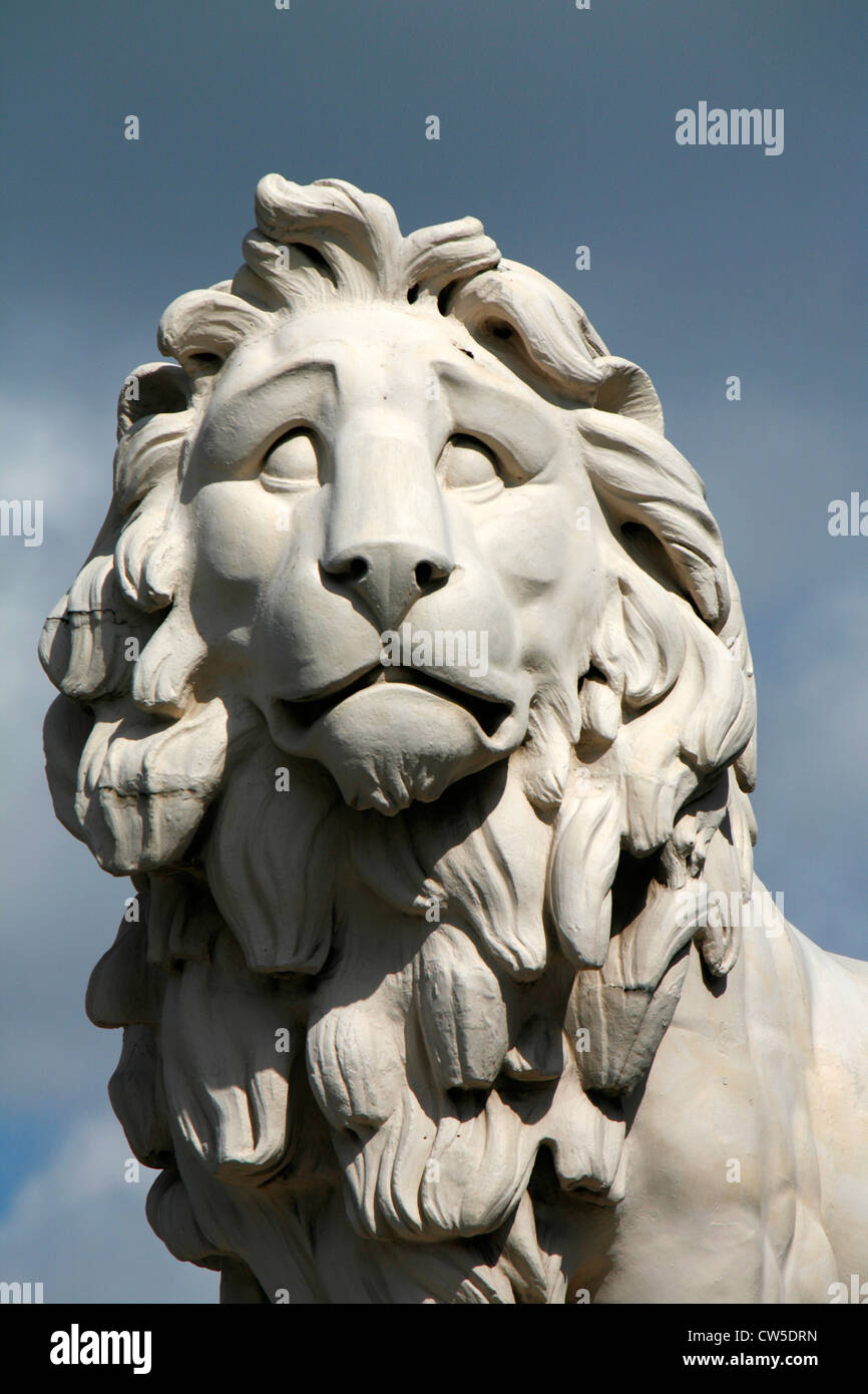 South Bank Lion statua da Westminster Bridge, South Bank di Londra, Regno Unito Foto Stock