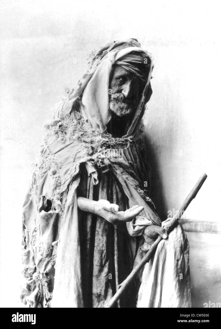 Un vecchio mendicante a Tunisi. Foto di Maurice Guibert Foto Stock