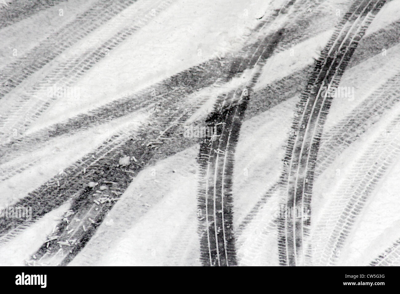 Berlino, tracce di pneumatici sulla strada innevata Foto Stock