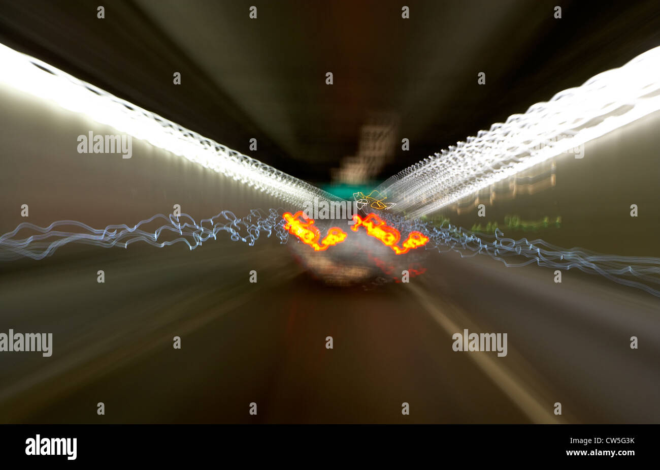 Impressioni di luce delle luci auto in un tunnel autostradale Foto Stock