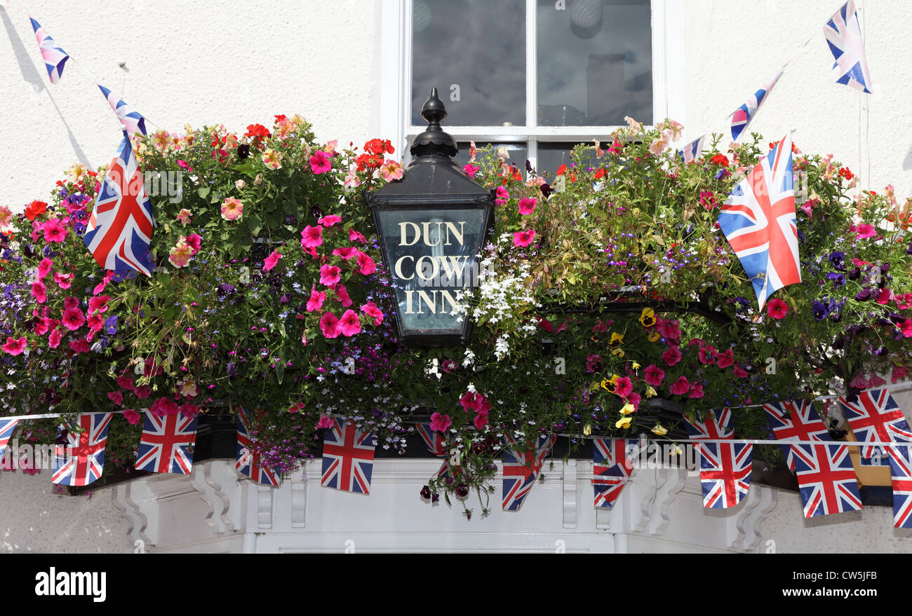 Floral display sopra la porta della connessione DUN Cow Inn Sedgefield North East England Regno Unito Foto Stock