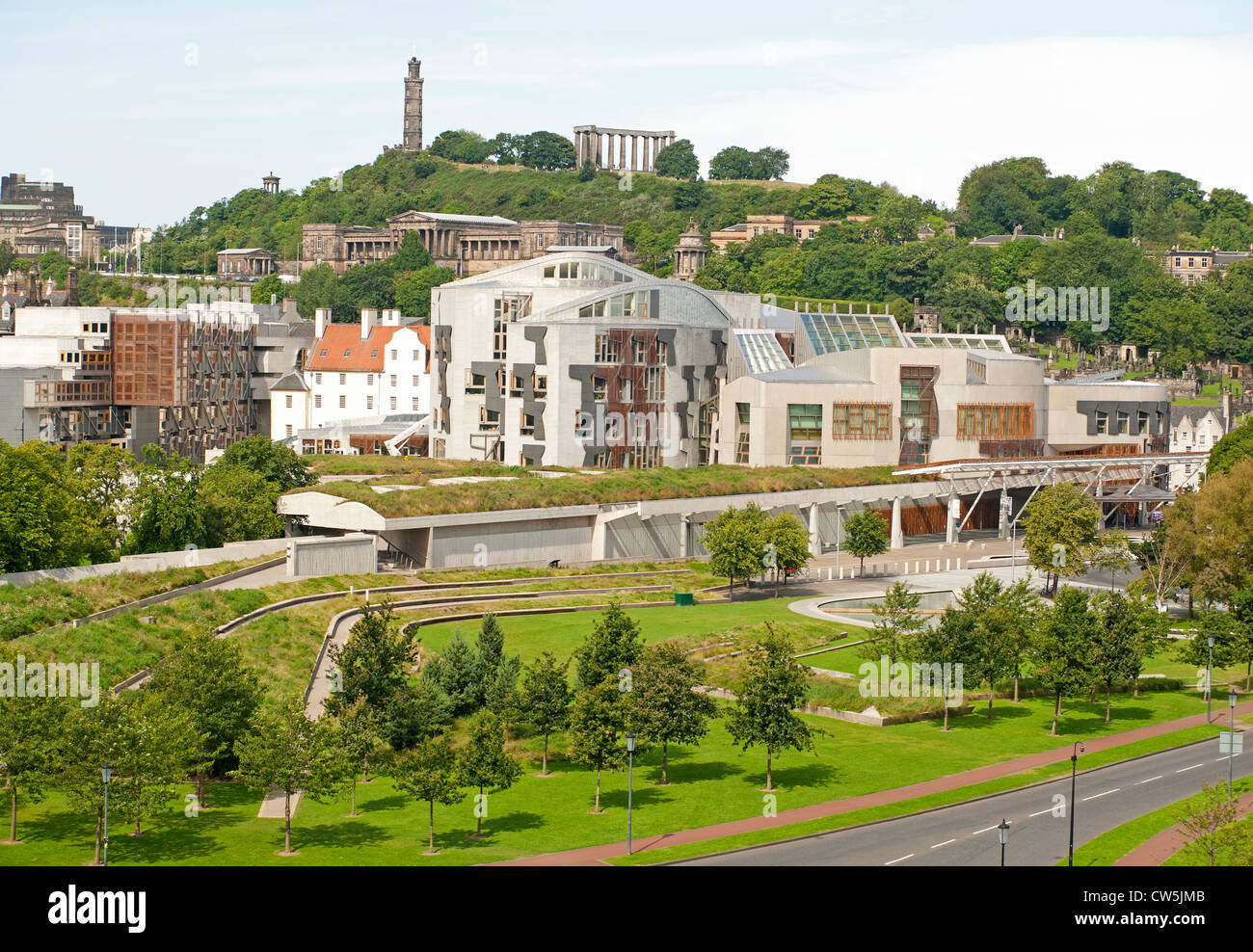 L'edificio del Parlamento scozzese a Holyrood e Calton Hill, Edimburgo. La Scozia. SCO 7095 Foto Stock