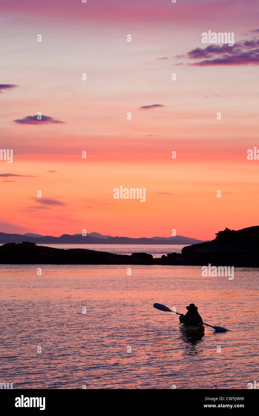 Kayakers al tramonto di San Juan Island, Washington, Stati Uniti d'America Foto Stock