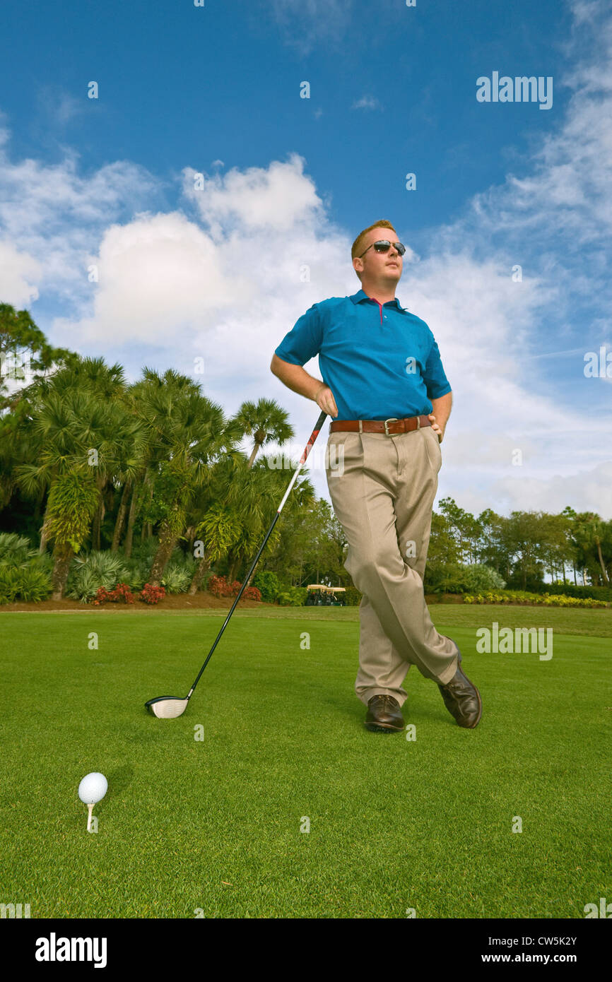 Giocatore di golf presso il raccordo a T, in attesa di tee off Foto Stock