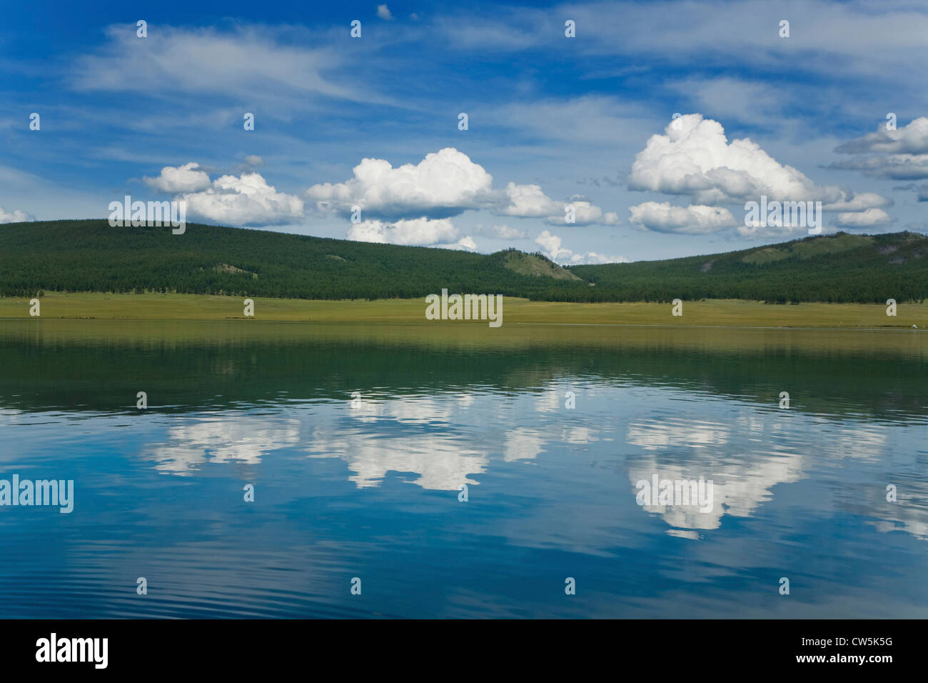La riflessione di nubi in un lago, lago Khovsgol, Sayan montagne, Russian-Mongolian confine Foto Stock