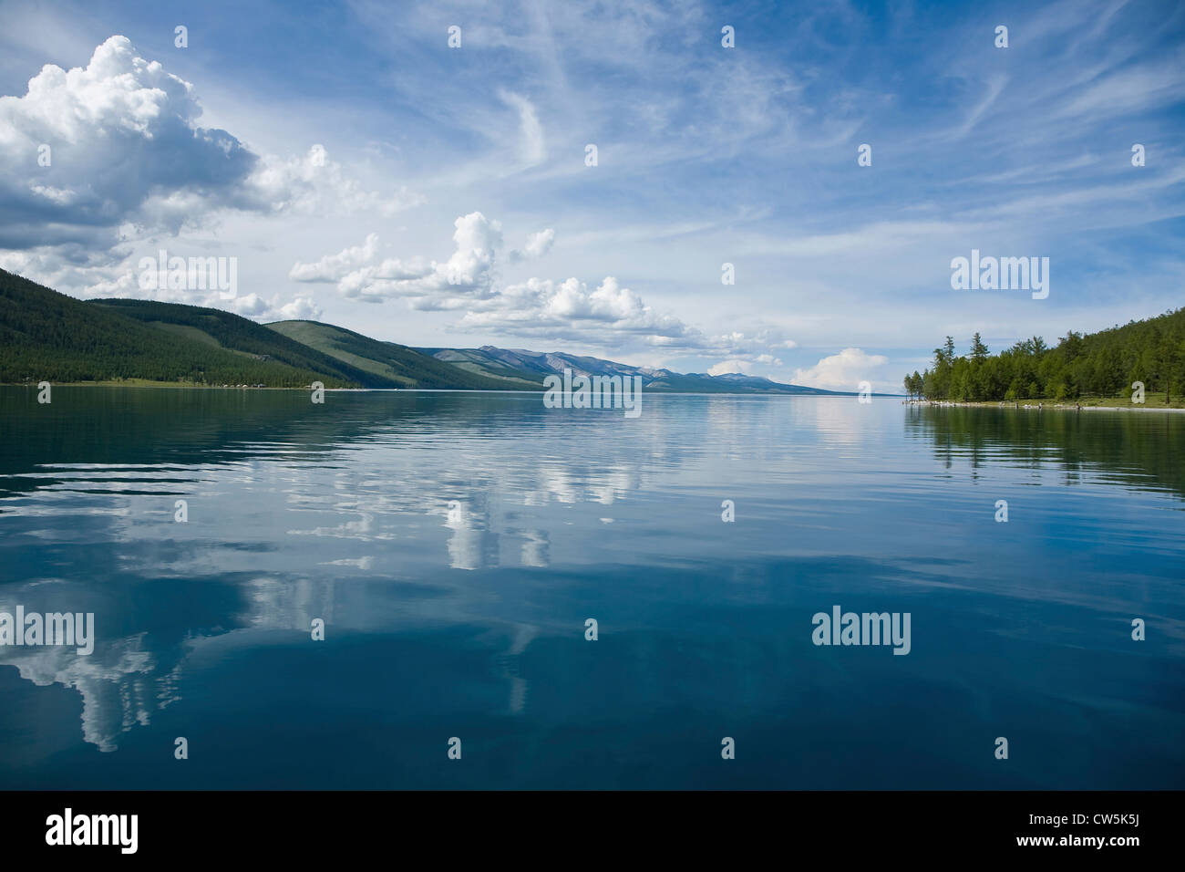 La riflessione di nubi in un lago, lago Khovsgol, Sayan montagne, Russian-Mongolian confine Foto Stock