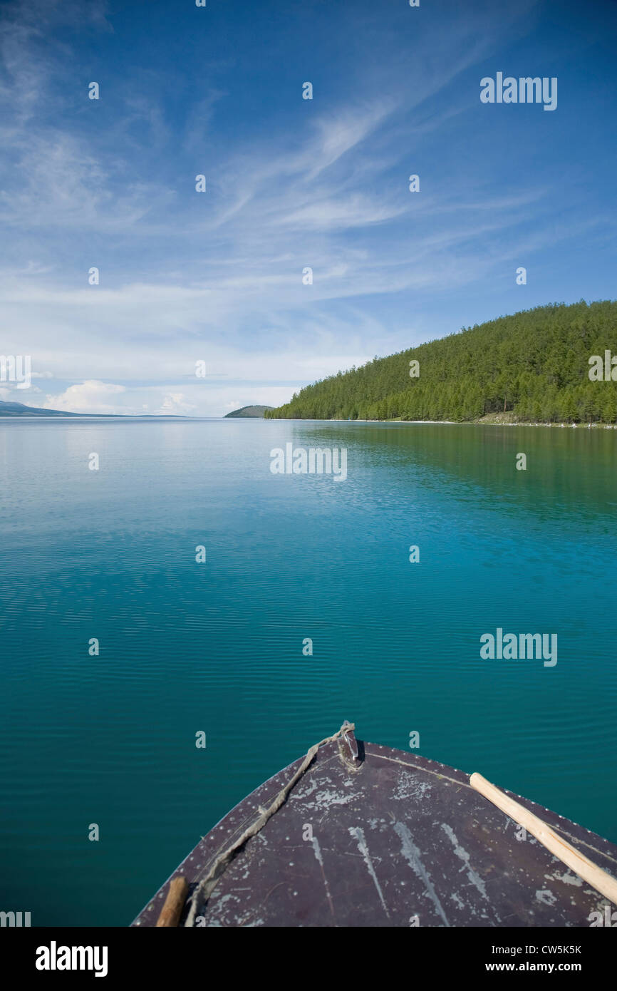 Barca in un lago, lago Khovsgol, Sayan montagne, Russian-Mongolian confine Foto Stock