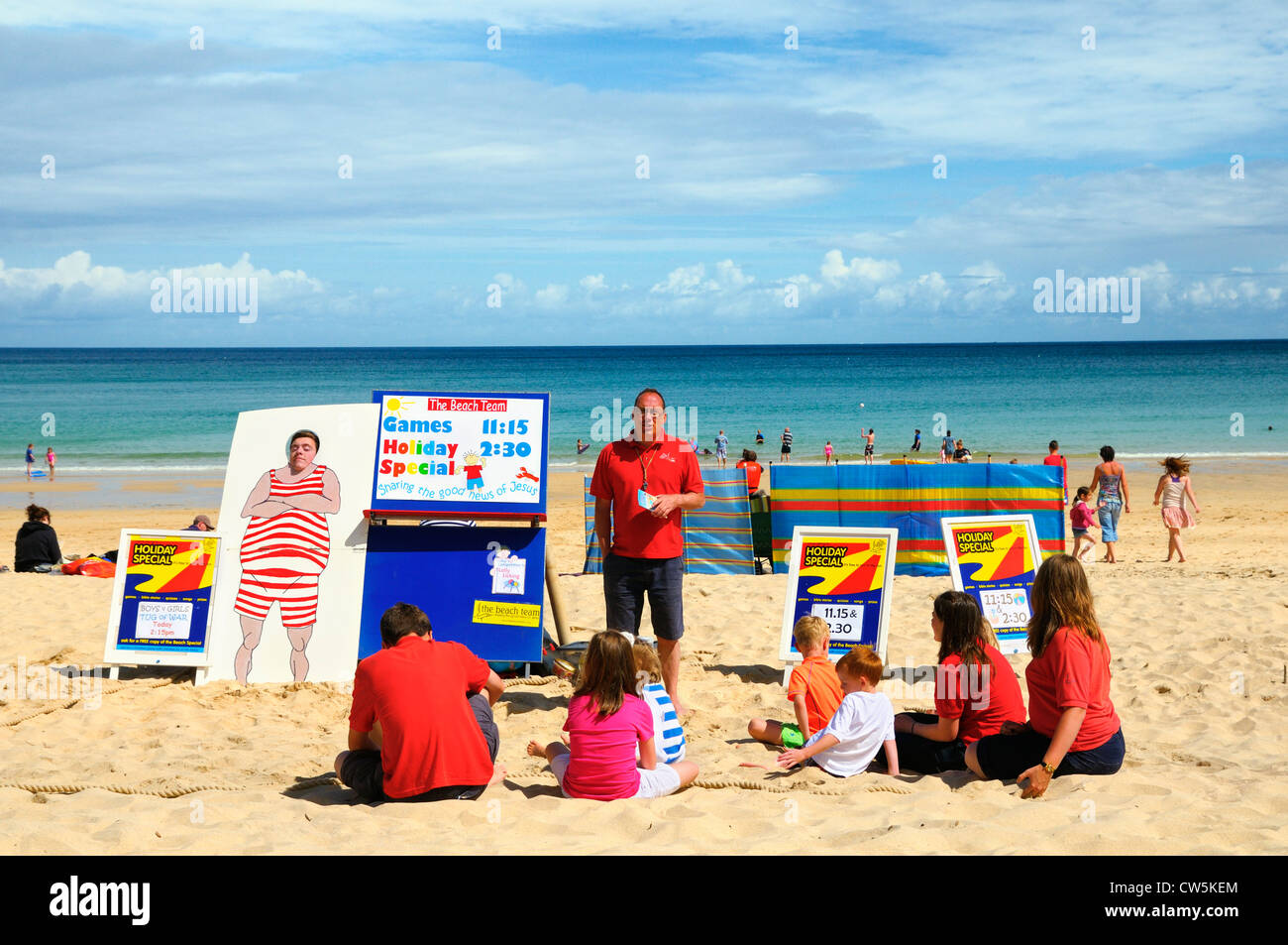 Animazione in spiaggia per bambini, Carbis Bay, Cornwall, Regno Unito Foto  stock - Alamy