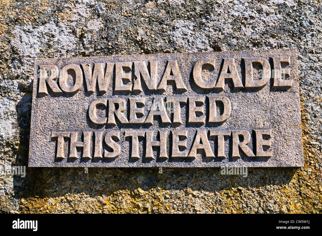 Targa dedicata a Rowena Cade il creatore del Minack Theatre. Porthcurno, Cornwall, Regno Unito Foto Stock