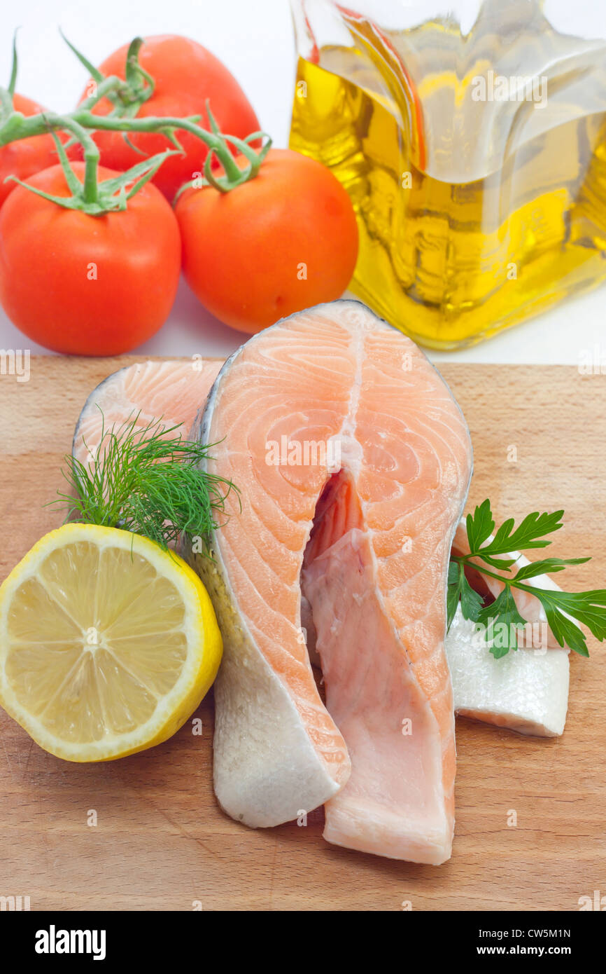 Raw bistecca di salmone closeup in cucina Foto Stock