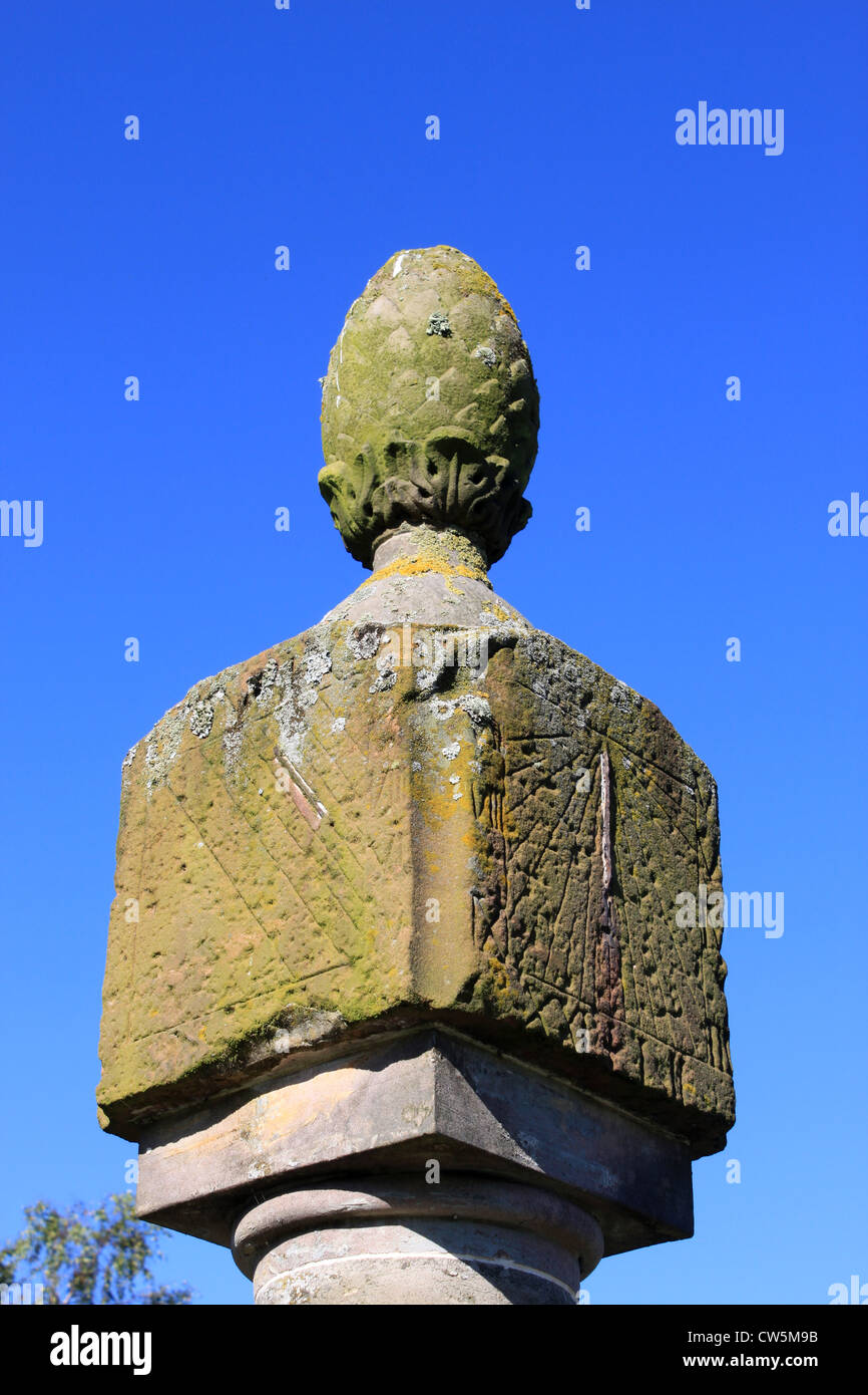 Parte della parte superiore di una colonna di pietra in Wigtown, Dumfries and Galloway regione, Scozia che mostra le figure per un sun dial. Foto Stock