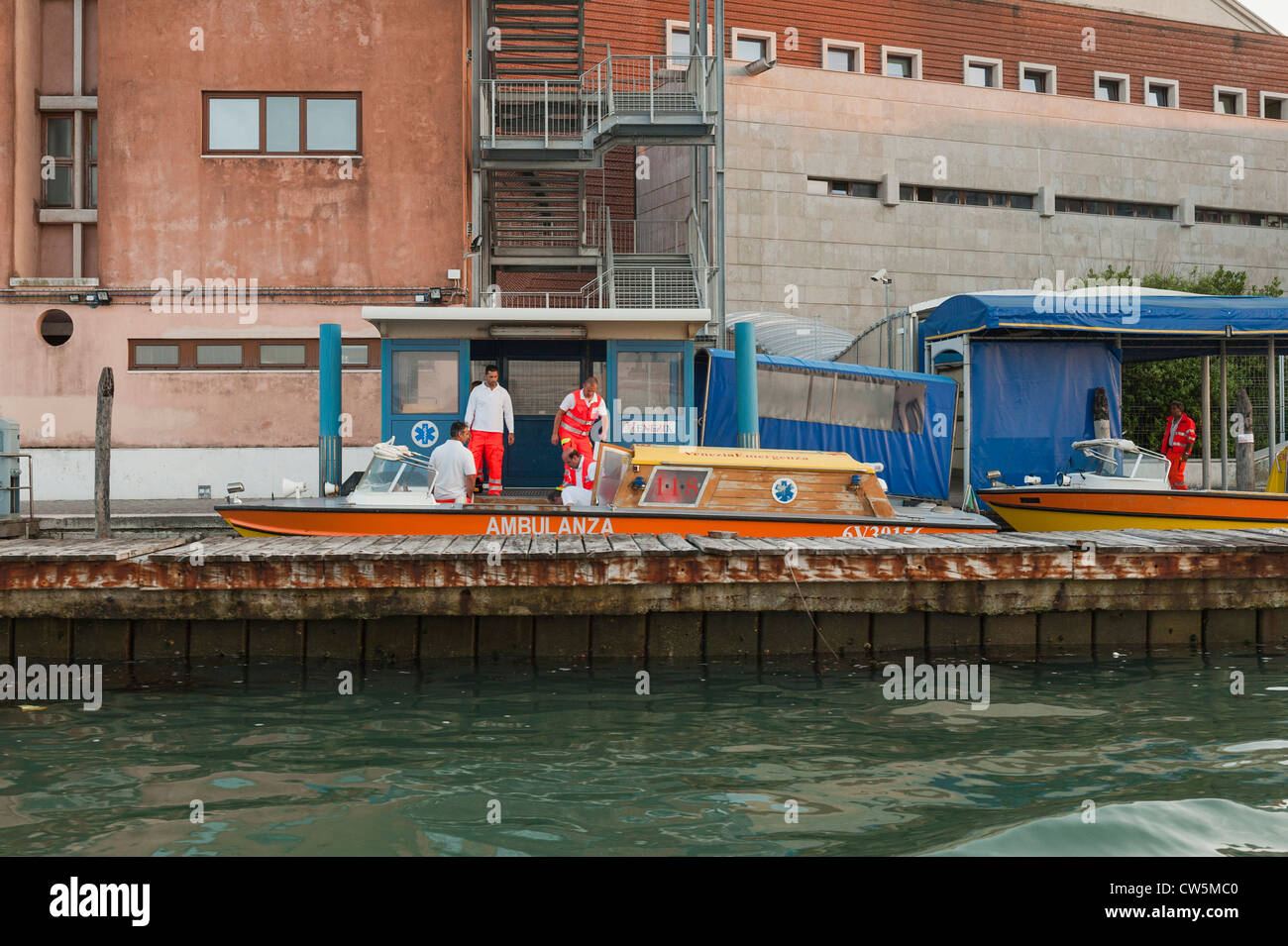 Barche ambulanza al di fuori dell'ospedale a Venezia Foto Stock