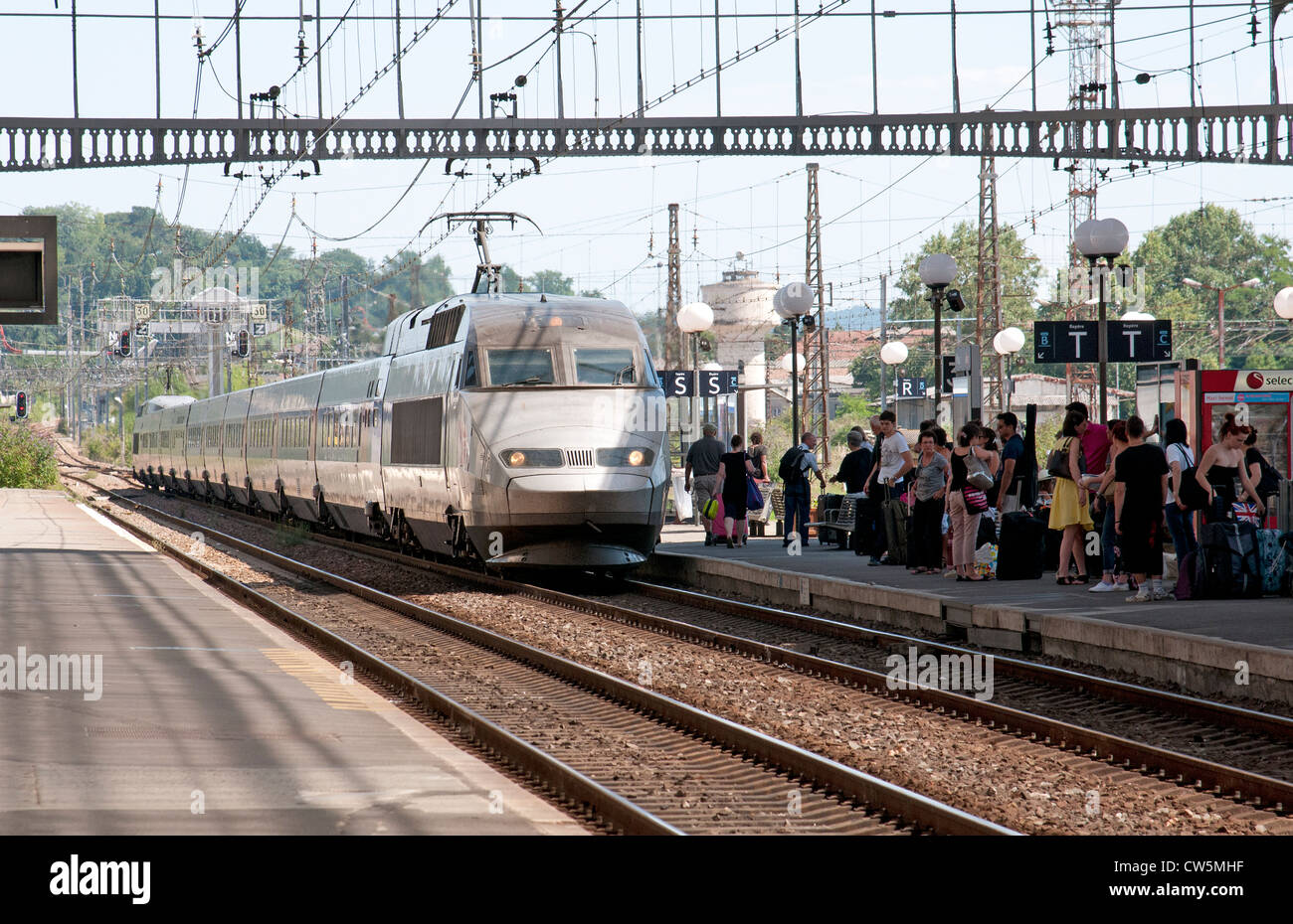 Il francese TGVR treni passeggeri in arrivo Pau Stazione ferroviaria sud-ovest della Francia Foto Stock