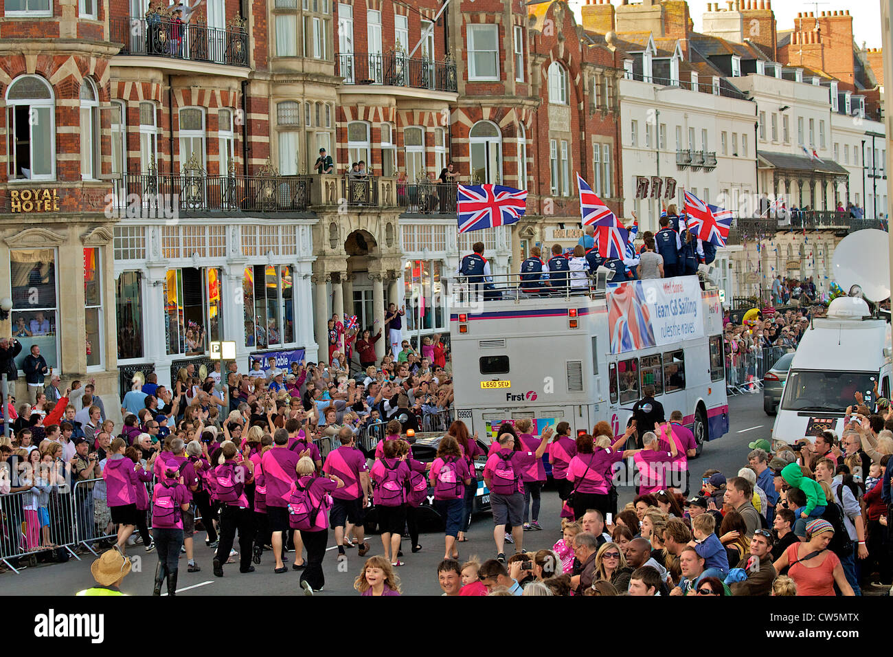 Team GB Sailor's sono accolti da una folla di oltre 100.000 sul lungomare di Weymouth a Weymouth Carnevale 15 Agosto 2012 Foto Stock
