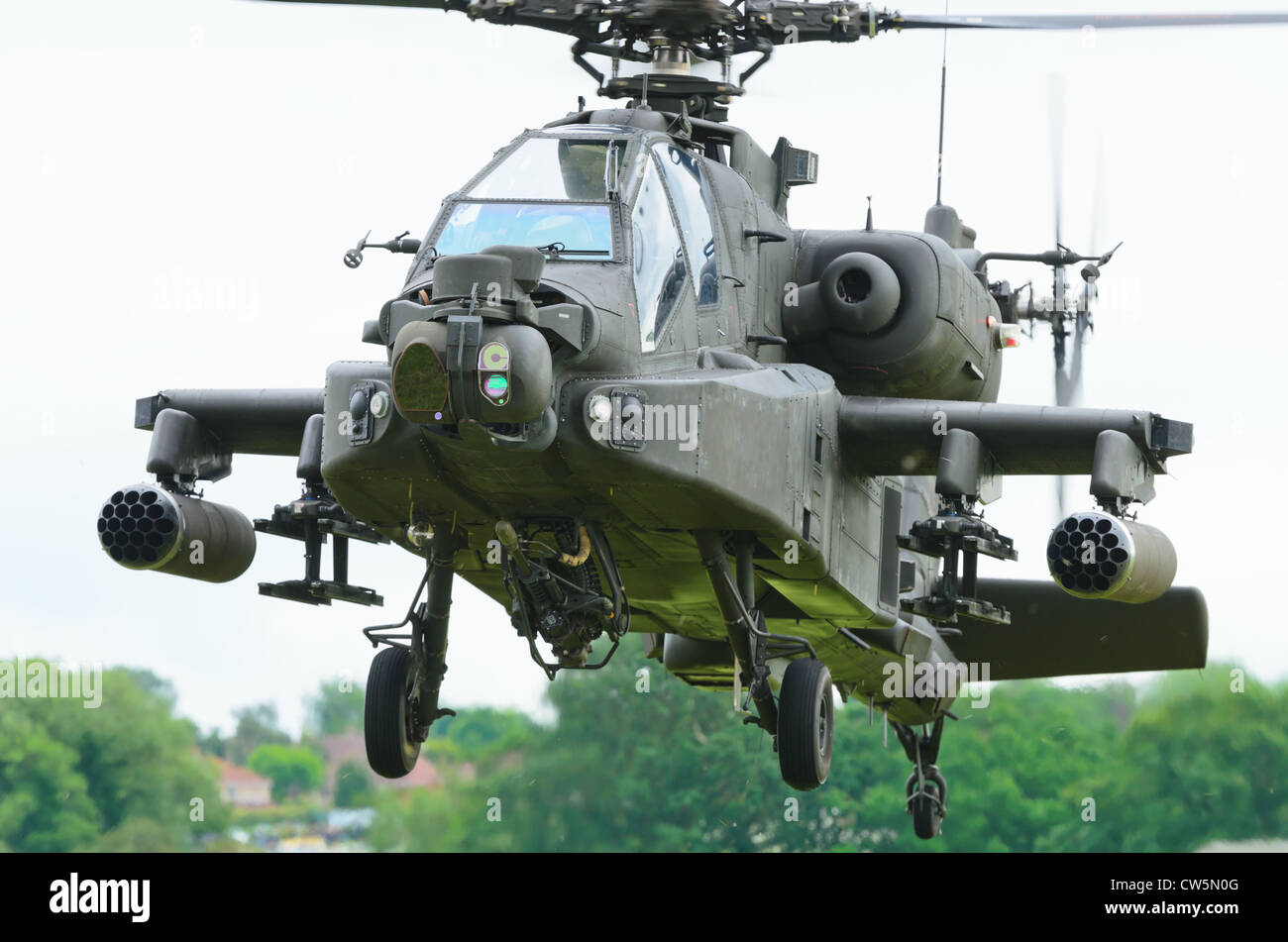 COSFORD, Shropshire, Inghilterra - 17 giugno: Boeing AH-64 attacco Apache elicottero decollare per display. Foto Stock