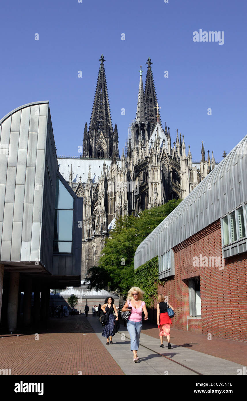 Koeln, camminatori presso il Museo Ludwig di fronte alla Cattedrale di Colonia Foto Stock