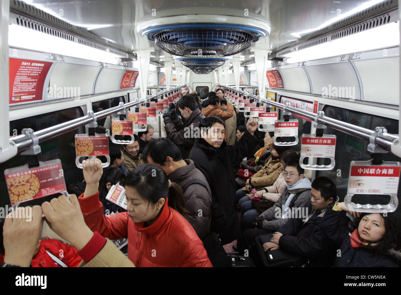 Pechino, i viaggiatori nella metropolitana Foto Stock