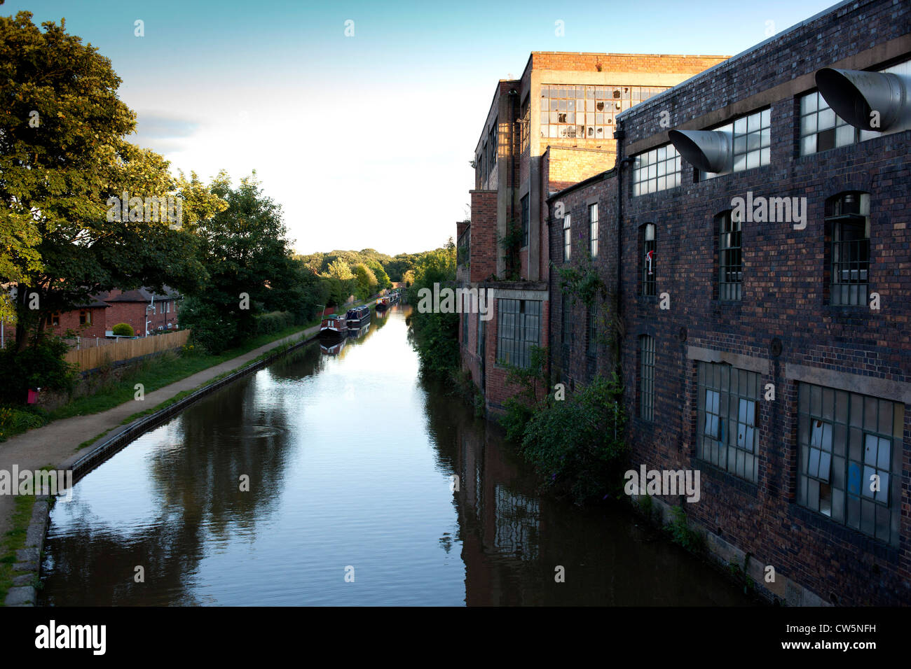 Il Wilson & Stafford hat factory nella foto che si affaccia sul canale di Coventry vicino The Coleshill Road a Atherstone. Foto Stock
