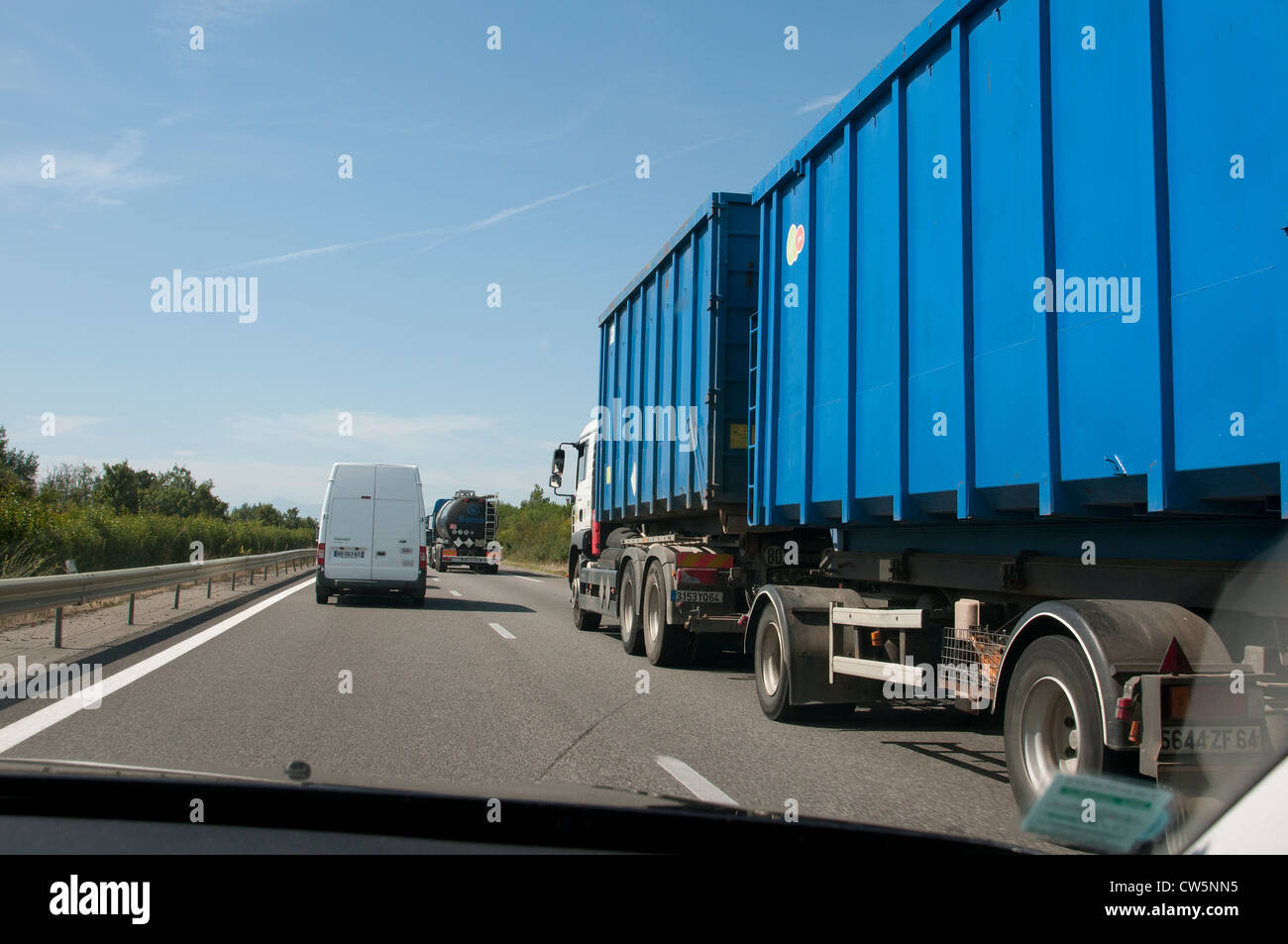 Grande camion & rimorchio visibile attraverso il parabrezza di auto in  autostrada francese Foto stock - Alamy