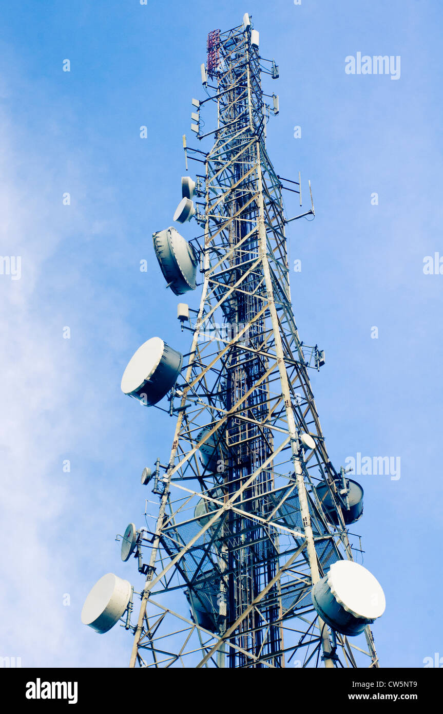 Torre di telecomunicazione, isolato sul cielo chiaro sfondo Foto Stock