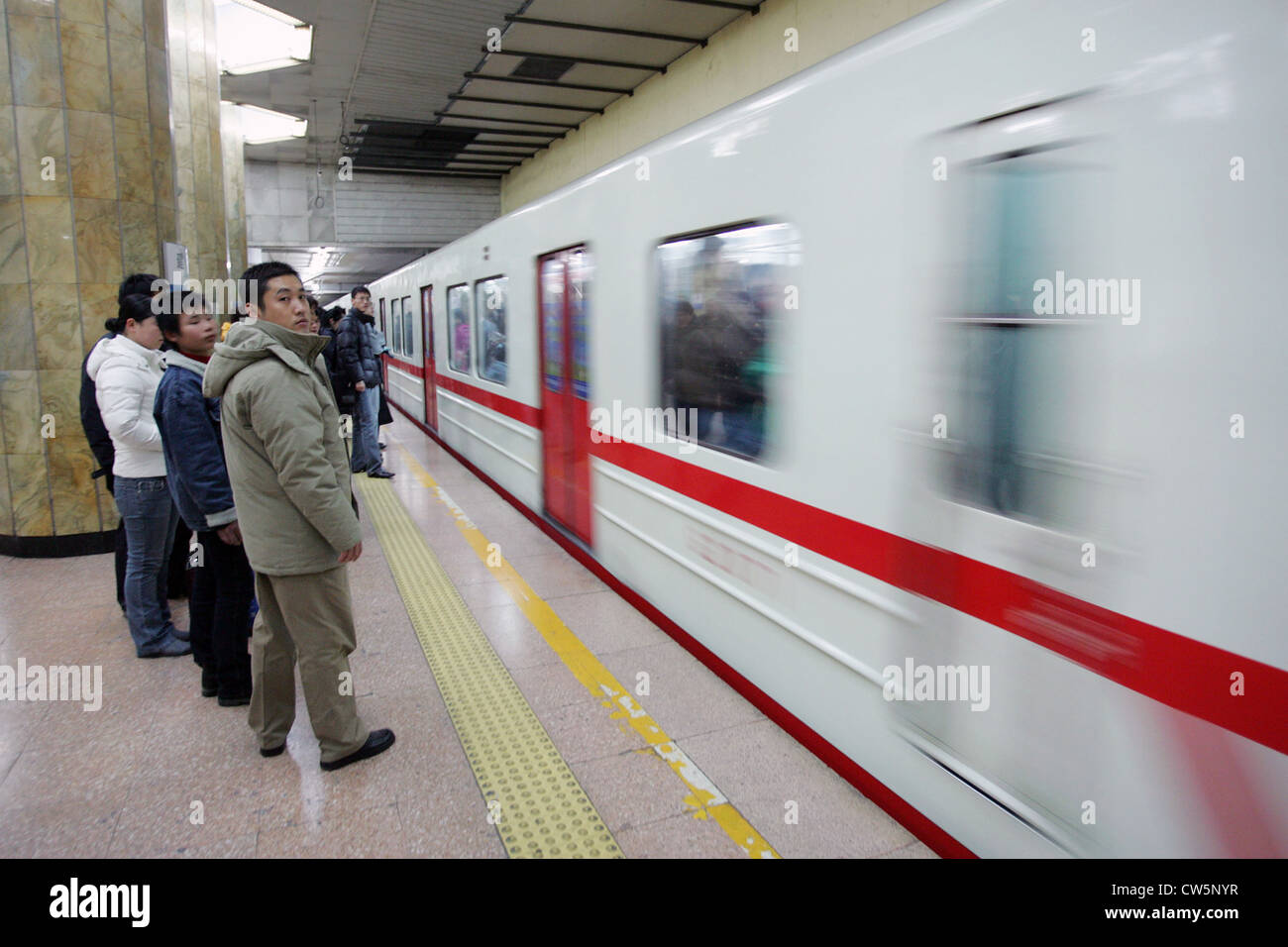Pechino, passeggeri in attesa sulla piattaforma della metropolitana Foto Stock