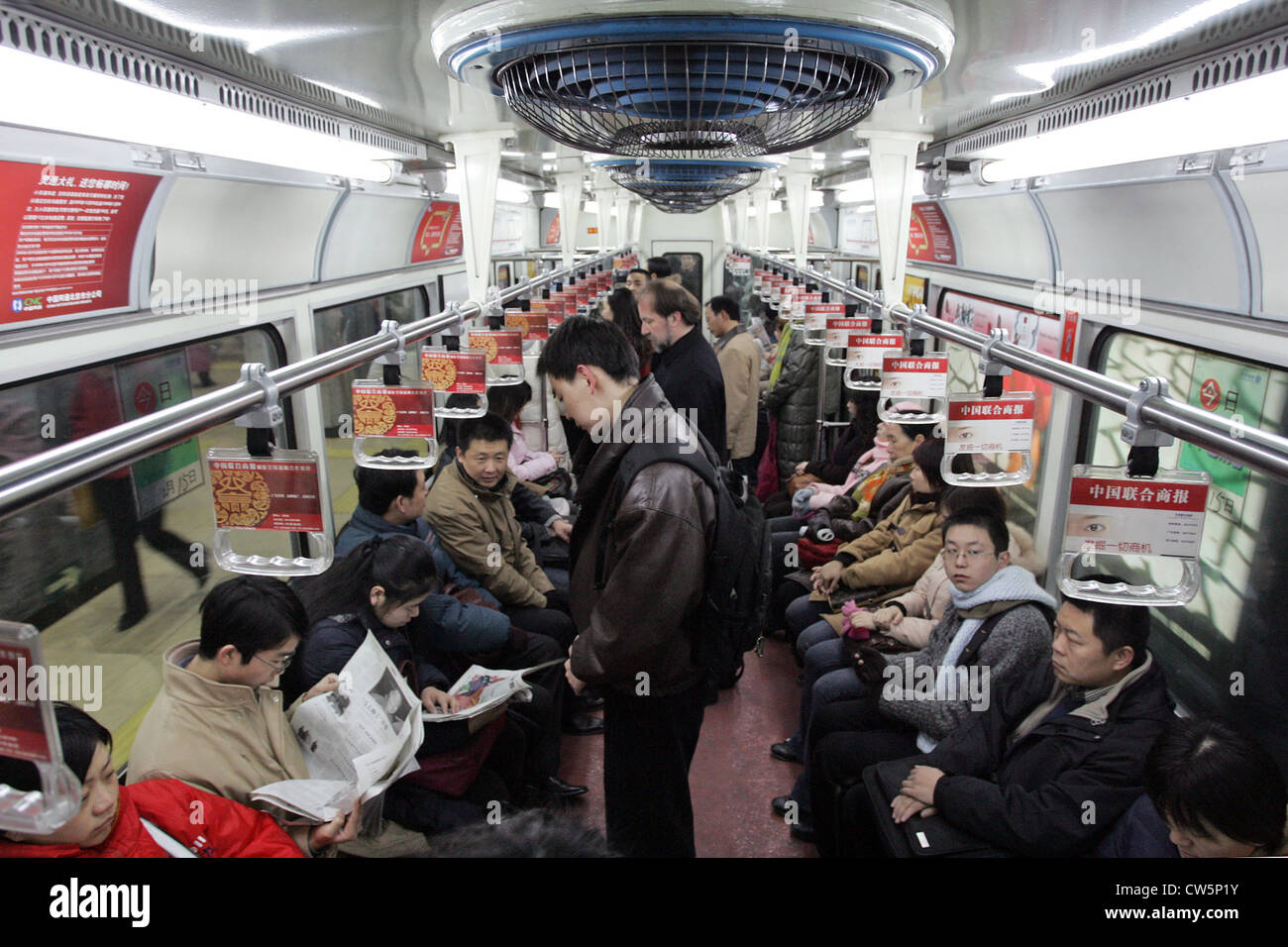 Pechino, i viaggiatori nella metropolitana Foto Stock
