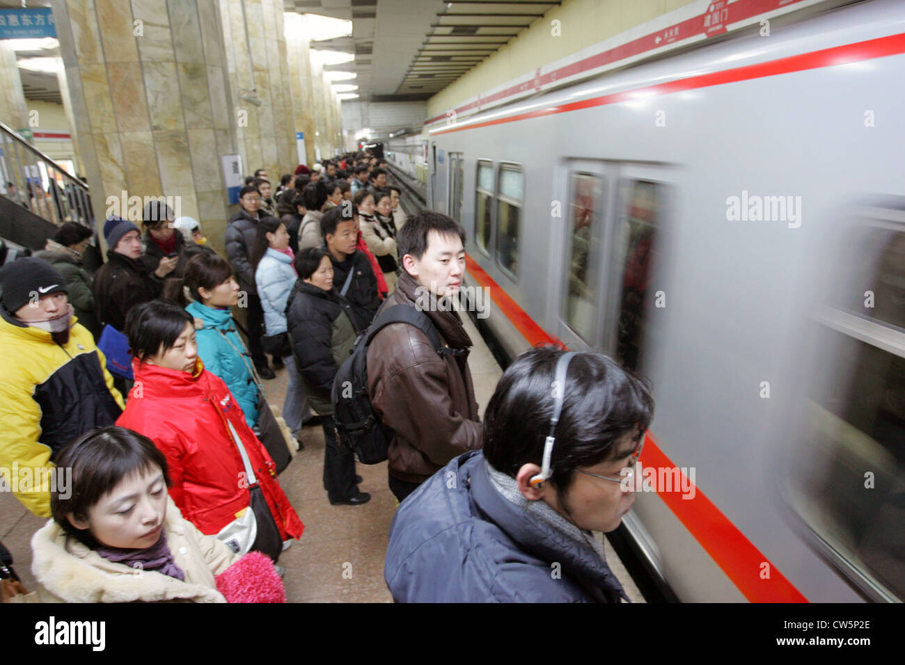 Pechino, passeggeri in attesa sulla piattaforma della metropolitana Foto Stock
