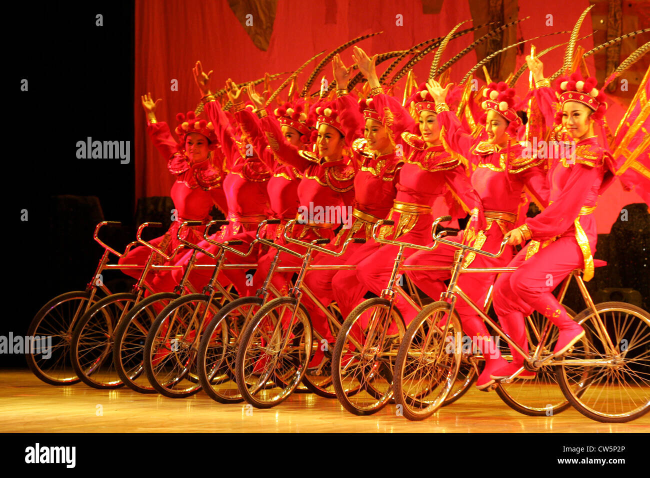 Artisti di Pechino sulle biciclette Foto Stock