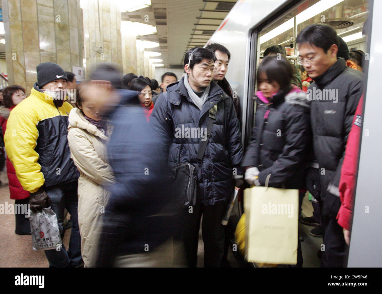 Pechino, lasciando i passeggeri della metropolitana Foto Stock