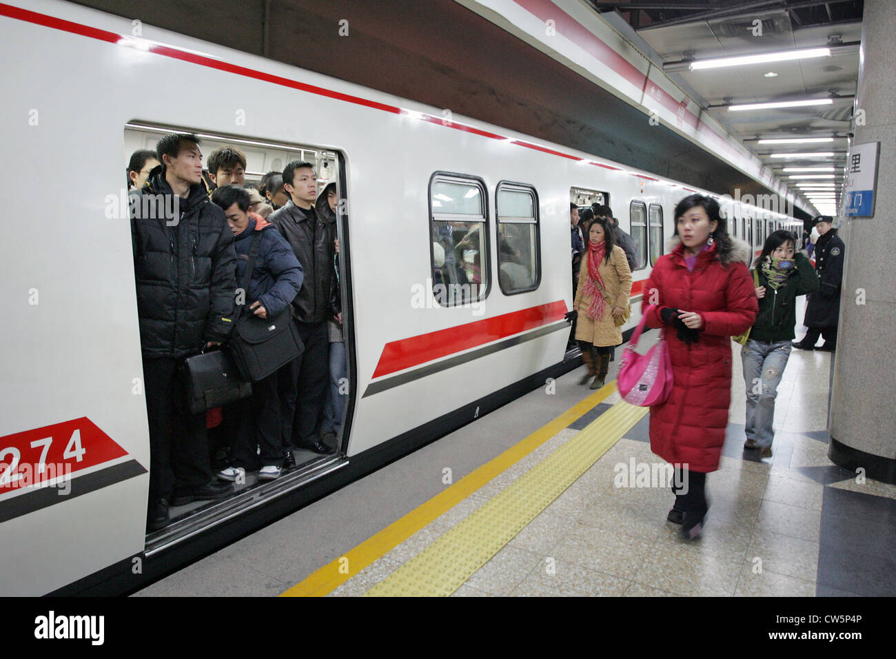 Pechino, passeggeri attendere per la partenza della metropolitana Foto Stock