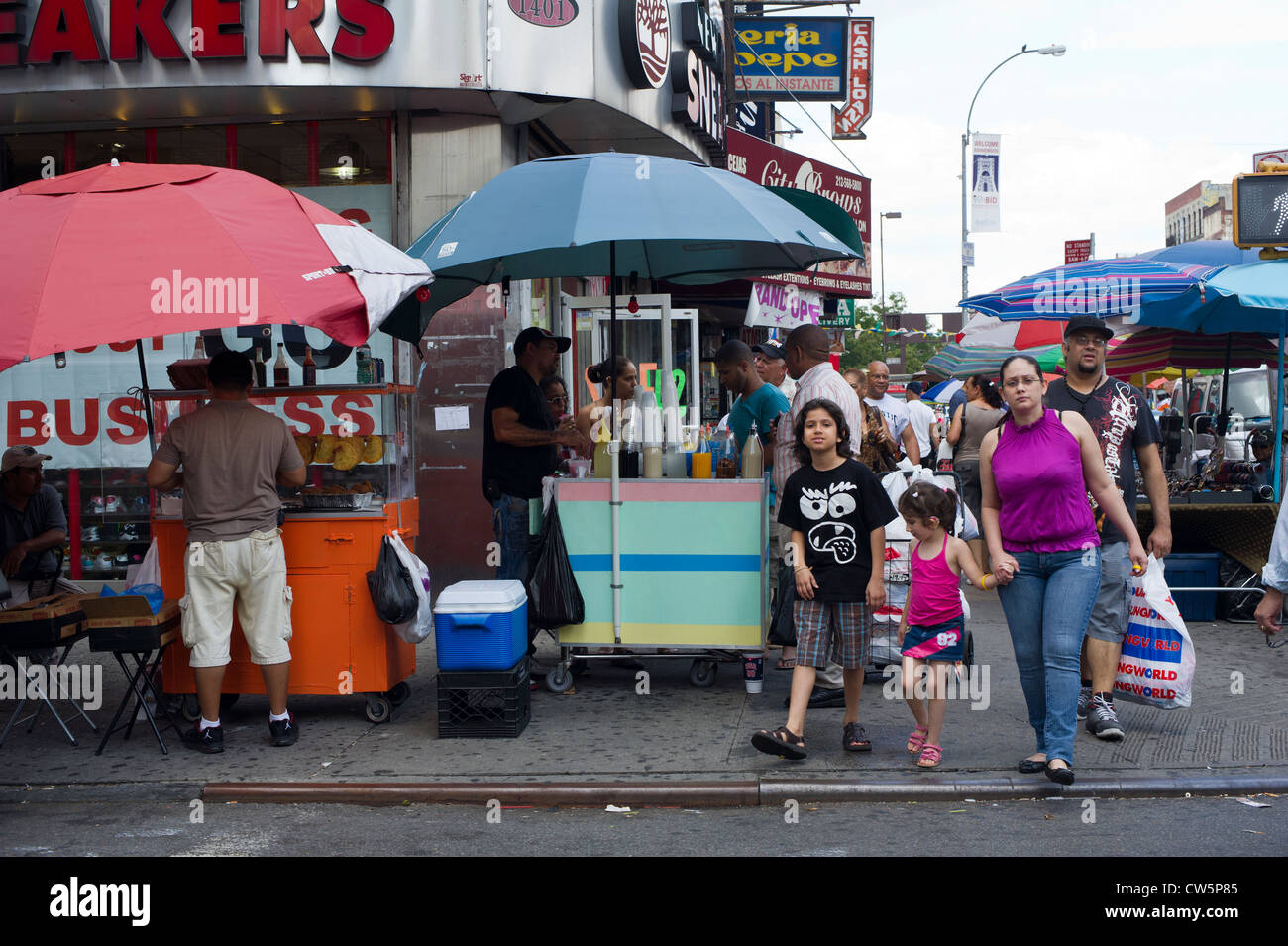 La vita di strada e di shopping in principalmente Dominican New York quartiere di Washington Heights Foto Stock