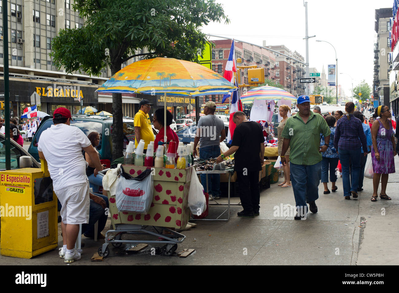 La vita di strada e di shopping in principalmente Dominican New York quartiere di Washington Heights Foto Stock