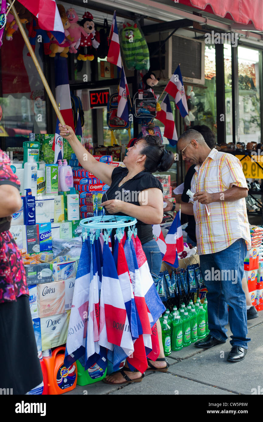 La vita di strada e di shopping in principalmente Dominican New York quartiere di Washington Heights Foto Stock