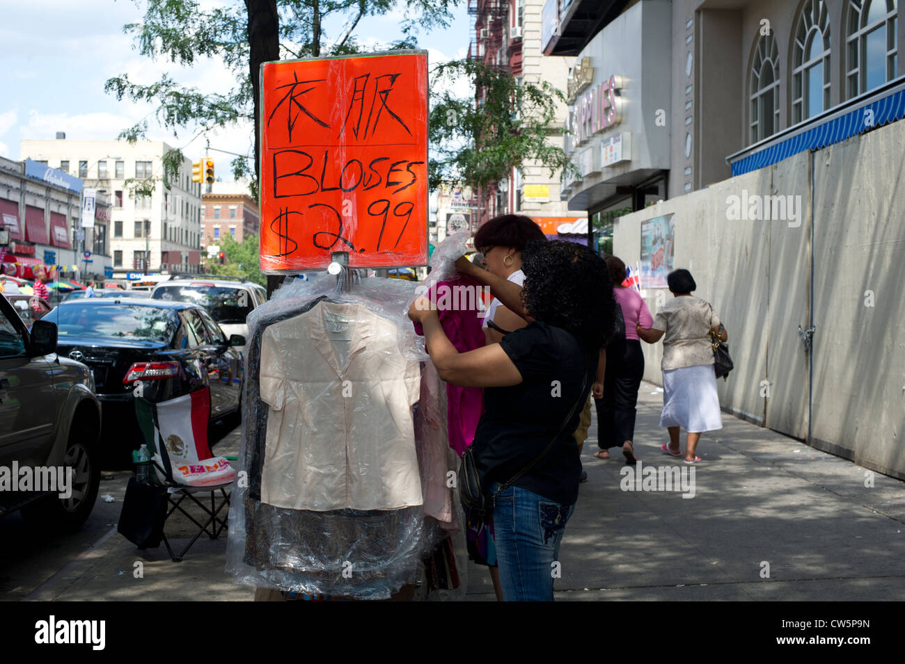 La vita di strada e di shopping in principalmente Dominican New York quartiere di Washington Heights Foto Stock