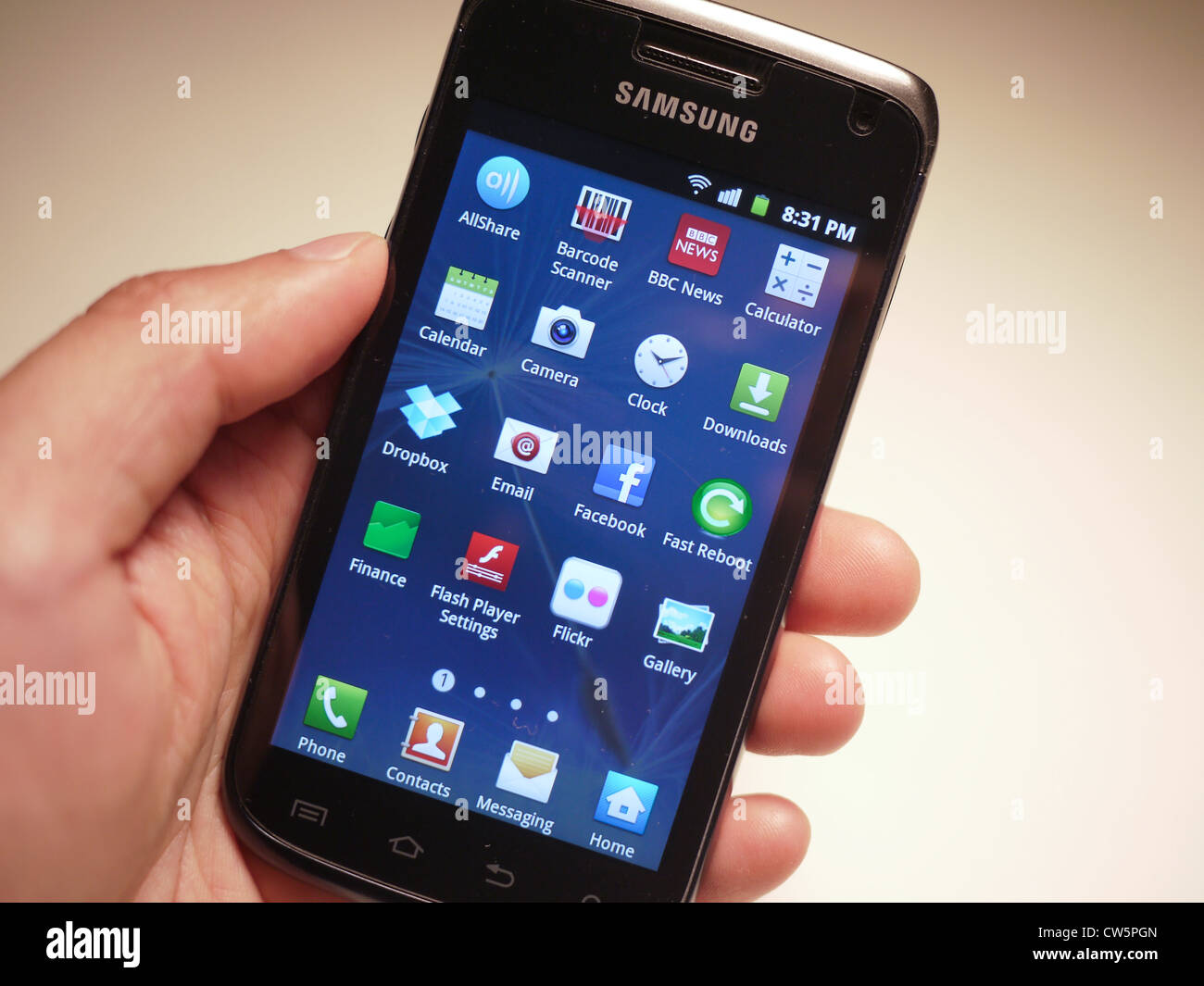 Tenendo lo smartphone Android Apps Samsung Foto Stock